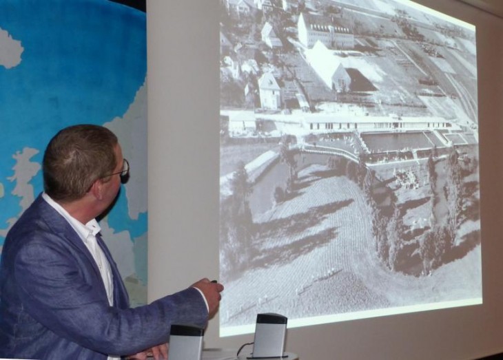 Ulrich Fritz von der Stiftung Bayerischer Gedenkstätten verdeutlicht die unmittelbare Nähe des früheren KZ-Geländes zu Wohngebiet und Strudelbad.