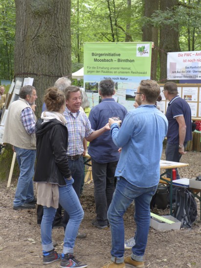 Die Moosbacher Bürgerinitiative war auch auf dem Reichswaldfest im Juli aktiv, hier Hans Klug (4.v.r.) im Gespräch mit Festgästen.