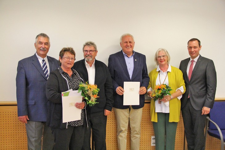 Gerlinde Kotzur (2.v.l.) und Gerhard Hampl (3.v.r.) bereichern mit viel Engagement das Leben ihrer Mitmenschen. Dafür wurden sie mit einer besonderen Auszeichnung und einer Feierstunde im Rathaus geehrt.