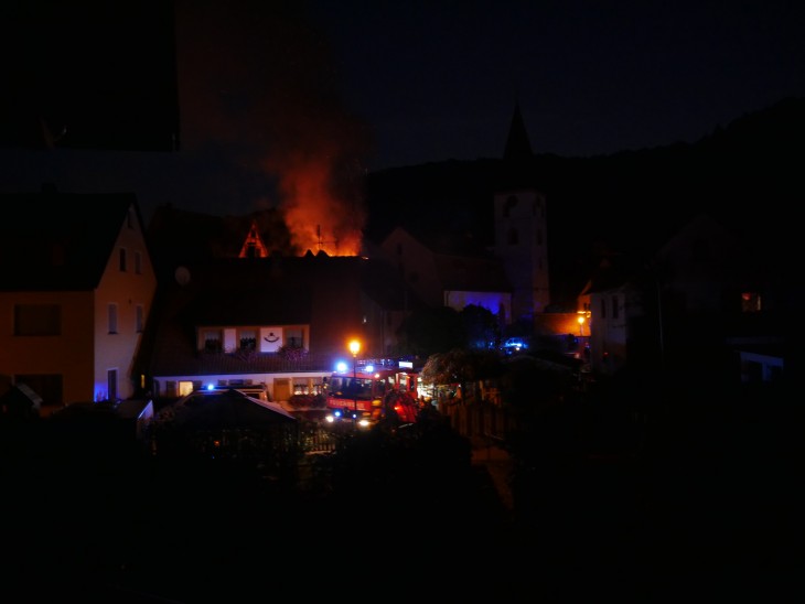 Der Dachstuhl eines Hauses im Happurger Ortskern brannte.