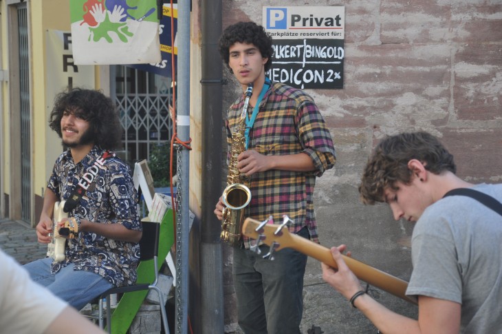 Die Band Let them jam in der Burggasse kam beim Publikum des Brunnenfests gut an.