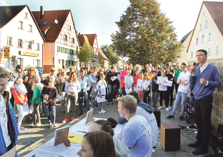 „Es zeigt große Stärke, dass Sie solidarisch sind“, sagte Pfarrer Volker Klemm (rechts) zu den Kindern und Jugendlichen, die vor der Rückersdorfer Kirche für den entlassenen Jugendleiter Volker Zabel demonstrierten. Auf Details der Kündigung ging er nicht ein.