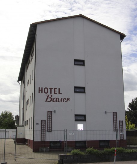 Auch in Feucht stehen anerkannte Flüchtlinge vor dem Problem, dass sie gerne aus ihrer Gemeinschaftsunterkunft ausziehen würden. Allein die passende Wohnung fehlt. In der Unterkunft in der Röthenbacher Straße leben zur Zeit vier anerkannte Flüchtlinge, in der Unterkunft in der Schwabacher Straße, dem ehemaligen Hotel Bauer, sind es 38 anerkannte Flüchtlinge