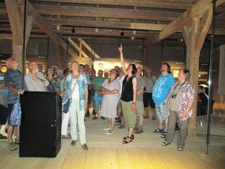 Die Besucher aus Altdorf besichtigen im Konventgebäude den imposanten Dachstuhl.