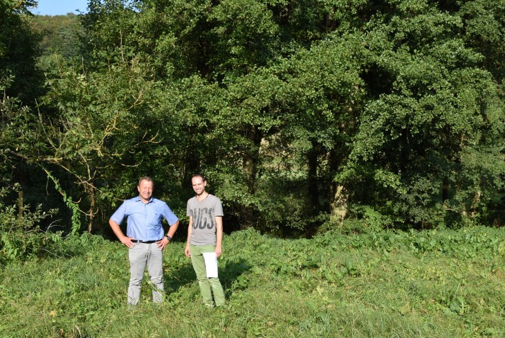 Wollen selbst mit anpacken und sind offen für weitere Ideen: Bürgermeister Klaus Albrecht und Diplom-Designer Michael Horn auf der Wiese hinter dem Sportplatz, die umgestaltet werden soll.