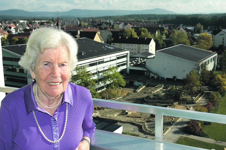 Gerda Rosenschon kurz vor ihrem 90. Geburtstag auf dem Balkon ihrer ehemaligen Wohnung im Hochhaus in Lauf/links. Von dort aus hatte sie ihre alte Wirkungsstätte, die Bertleinschule, immer im Blick.