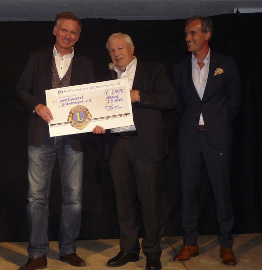 Lions-Spende für die Arbeit des Gründers von „Orienthilfe e. V.“: Lions Präsident Prof. Dr. Reiner Anselstetter (Mitte) und Vizepräsident Dr. Thomas Hildebrandt (rechts) mit Kabarettist und Autor Christian Springer.