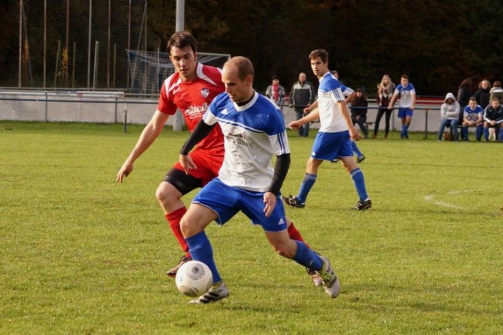 Sebastian Schick (am Ball) brachte den SV Altensittenbach bei Henfenfeld II zwar zwischenzeitlich per Elfmeter in Führung, doch am Ende jubelten Michael Sperber (links) und seine Elf über den zweiten Saisonsieg.
