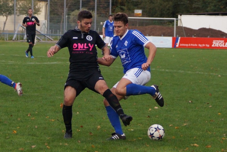 Einen Nachmittag zum Vergessen erlebte der FC Ottensoos, wie hier Maximilian Schorn (rechts), der gegen den Fürther Torschützen zum 2:0, Edmond Smakaj nur zweiter Sieger bleibt, gegen den Mitaufsteiger aus der Kleeblattstadt und rutschte nach einer deprimierenden 0:5-Heimschlappe endgültig in die Abstiegszone. Foto:  Keilholz
