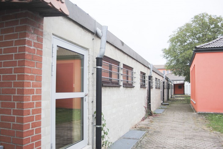 Die Gebäude der Mittagsbetreuung (rechts) und die Dreifachturnhalle (links) liegen so eng nebeneinander, dass ein Neubau der Sporthalle an gleicher Stelle nicht in frage kommt.