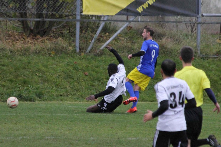 Südwest- Verteidiger Nazif Tchabomao kann Oliver Lahr beim Torschuss zum 3:0 nicht mehr entscheidend stören.