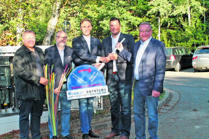 Das Foto zeigt Michael Langer (Breitbandberatung Bayern), R. Wiedmann (Ingenieurbüro Kronthaler GmbH), Christian Brandl (Geschäftsführer Brandl Services), Sebastian Legat (Geschäftsleiter Gemeinde Schwarzenbruck) und 1. Bürgermeister der Gemeinde Schwarzenbruck, Bernd Ernstberger (v.l.n.r.).