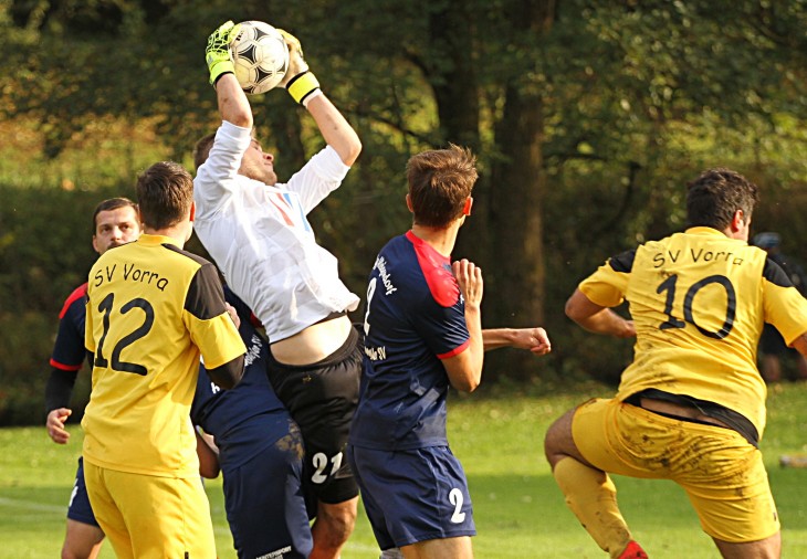 Torwart Enrico Lauterbach von der SpVgg Weigendorf/Hartmannshof pflückt eine Flanke vor den Vorraern Antonio Angelotti (Nummer 10) und Patrick Eichenmüller (12) herunter.