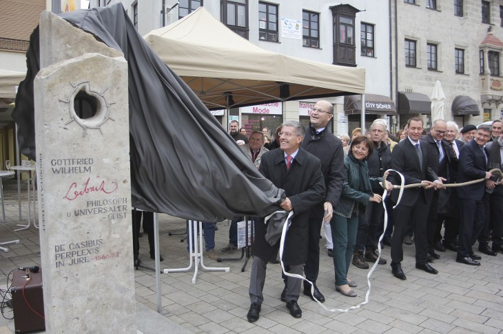 Enthüllten gemeinsam das Leibniz-Denkmal: (v. l.) Bürgermeister Erich Odörfer, Staatssekretär Albert Füracker, MdB Marlene Mortler, Landrat Armin Kroder und Lions-Kassenwart Manfred Göring, zwischen Mortler und Kroder der Bildhauer Michael Königer.
