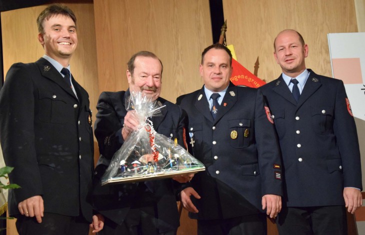 Ein Geldgeschenk, versteckt in einer modelhaft aufgebauten Feuerwehrübung mit Playmobilfiguren, überreichte für die  Ortsteilfeuerwehren Bernd Haslinger (rechts) an 1. Vorstand Wolfgang Söder (l.) und Kommandant  Christian Eckstein.
