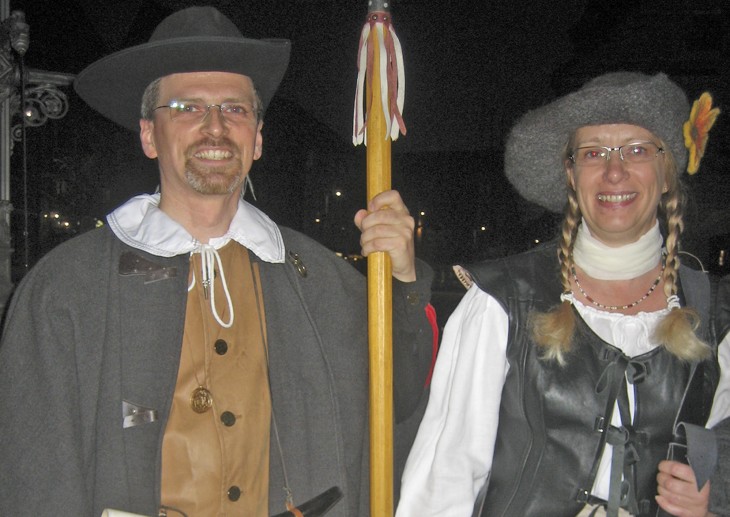 Lutz und Sabine Reinwald in historischen Nachtwächter-Gewändern beim Rundgang durch Altdorf.