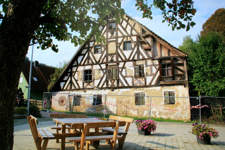Gitter zäunen die alte Papiermühle in Haunritz ein.