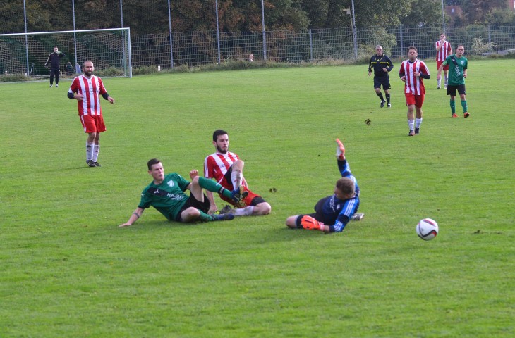Gegen Abwehrspieler und Eismannsberger Keeper erzielt Moosbachs Yvo Johannes (l.) das zwischenzeitliche 3:1.