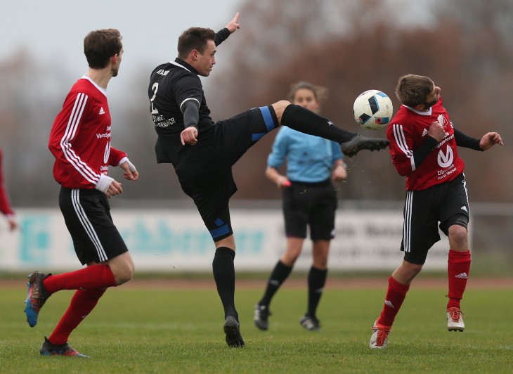 Vollen Einsatz zeigte die SpVgg Hüttenbach beim TSV Burgfarrnbach. Hier geht Timm Loch (rechts) mit dem Kopf in den Zweikampf mit TSV-Spieler Oliver Brauner. Links Matthias Gruner.  Foto: Zink