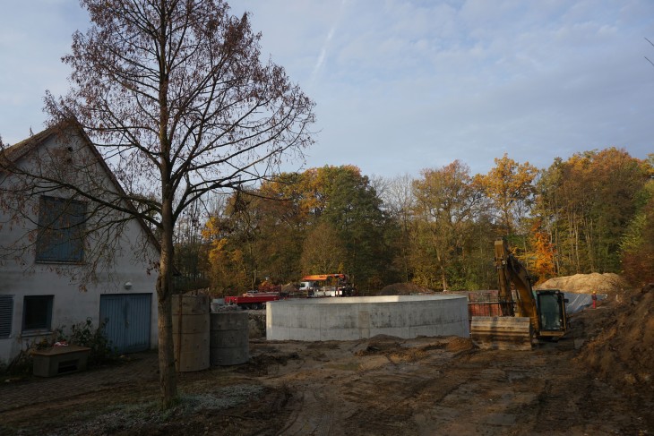 Derzeit sind die Betonbauarbeiten an der Kläranlage in vollem Gange, vorne das neue Regenüberlaufbecken und hinten das Kombibecken, wo einerseits die Belüftung erfolgen und in einem Nachklärbecken sich der Klärschlamm absetzen wird. Rechts daneben werden noch zwei Klärschlammbehälter entstehen. Der Schlamm kann dann landwirtschaftlich genutzt werden.
Foto: E. Bodendörfer