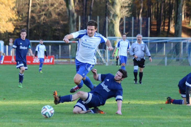 Der FC Ottensoos II (weiße Trikots) gewinnt sein Heimspiel gegen die SG Alfeld/SV Förrenbach klar mit 3:0. Das Bild zeigt den Ottensooser 6 Peter Straußne, den hier Gästespieler Kevin Kratzer zu bremsen versucht.  Foto: S. Vogt
