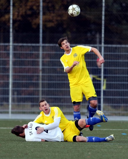 Bild mit Symbolkraft: Der SV Schwaig ringt den SK Lauf im Derby nieder. Das Bild zeigt Laufs Maximilian Gabsteiger (in Weiß) und Schwaigs Torschützen Wolfgang Ramstöck am Boden, während der Schwaiger Martin von Vopelius zum Kopfball kommt. Foto: Zink