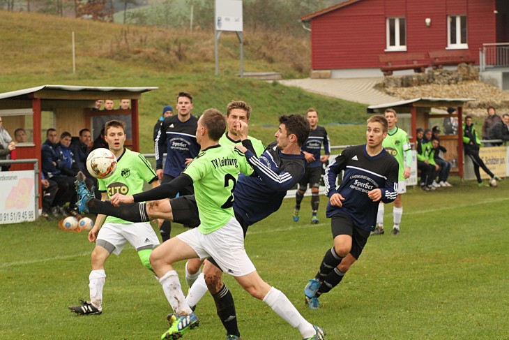 Wenn Sittenbachtals Torjäger Tobias Scharrer (dunkler Dress) im Angriff an den Ball kam, kümmerte sich sofort die Leinburger Defensive um ihn. 
Foto:  J. Ruppert
