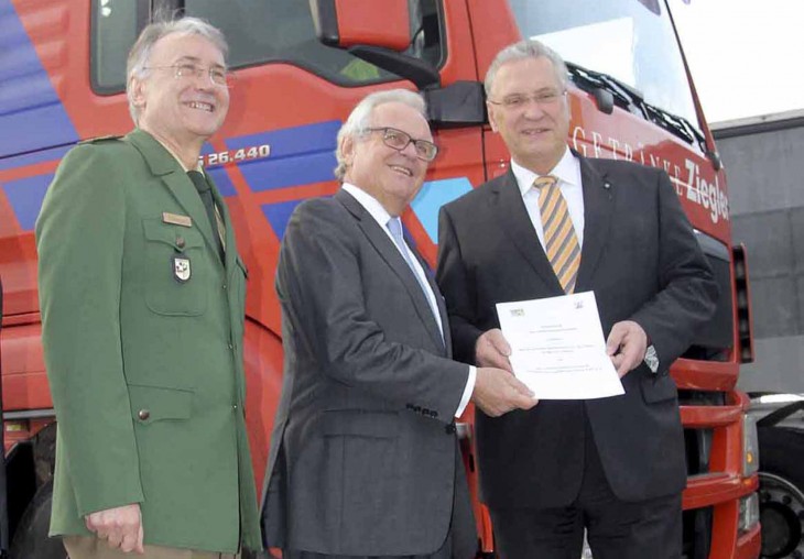 LBT-Präsident Hans Wormser (Mitte) und Innenminister Herrmann (r.) unterzeichneten den Vertrag zur Sicherheitspartnerschaft, links Polizeivizepräsident Roman Fertinger.