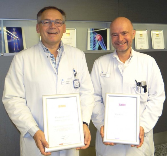 Die beiden Chefärzte Prof. Dr. Richard Stangl (Orthopädie) und PD Dr. Martin Winterholler (Neurologie) freuen sich über die Auszeichnung in der FOCUS Klinikliste 2017.