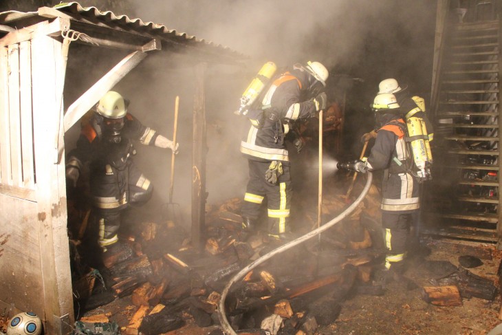 Mit einem Wasser-Schaumgemisch löschte die Feuerwehr letzte Glutnester.