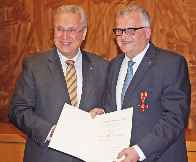 Aus der Hand von Innenminister Joachim Herrmann erhielt Hans-Jürgen Hopf das Bundesverdienstkreuz am Bande.