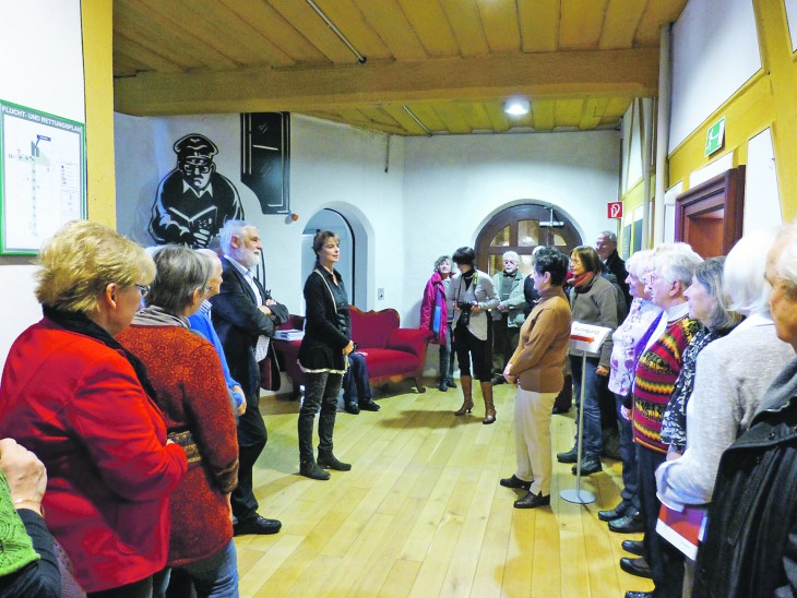 Ausstellungseröffnung im Pfründnerhaus: Ina Schönwald (in der Mitte) will die Lebensgeschichten von Vertriebenen im Laufer Stadtarchiv aufbewahren. Spuren der Erinnerung ist nur Teil eines größeren Projekts.