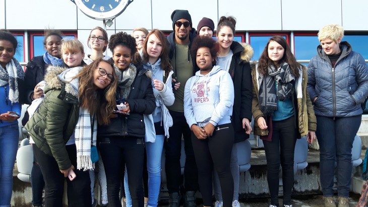 Bayern-Profi Jerome Boateng im Kreis der Mädchenfußballmannschaft des Jugendhilfezentrums Schnaittach.