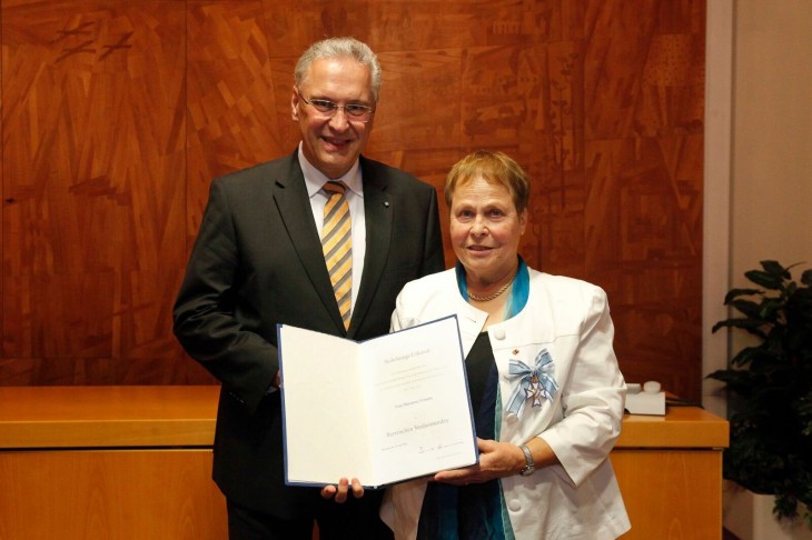 Marianne Ermann erhielt von Innenminister Joachim Herrmann den Bayerischen Verdienstorden überreicht.