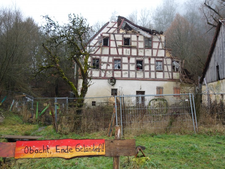 Das alte Mühlengebäude ist längst nicht mehr zu retten. Da es weiterhin akut einsturzgefährdet ist, sollten Warnschilder und Zaun unbedingt respektiert werden.
