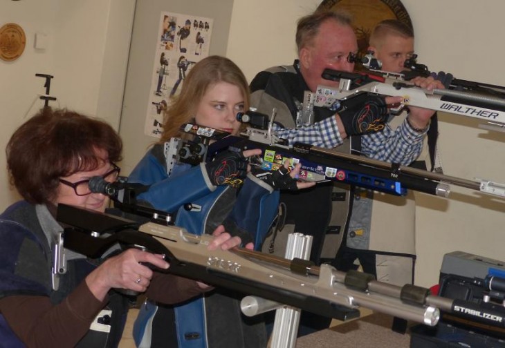 Die Finalisten des Hohenstädter Vereinspokals mit dem Luftgewehr: Elfrida Rottig, Lisa Häberlein, Roland Schwederski und Sebastian Neuzil.