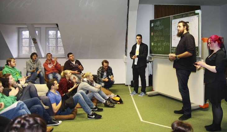 „Einsatz in vier Wänden“ hatten die Studierenden der Rummelsberger Fachakademie für Sozialpädagogik (von rechts) Theresa, Denis und Alexander ihr Projekt mit unbegleiteten minderjährigen Flüchtlingen genannt. Hier stellten sie es gerade ihren Kommilitonen am Projekttag vor.