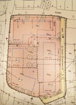 Beschlossen ist nur dieser neue Bebauungsplan, noch nicht die Bebauung. Möglich ist Gewerbe oben entlang der Poststraße, darunter vor allem Wohnungen in zwei Blocks. Die drei Blocks, in denen eine Bebauung möglich ist, sind blau markiert.