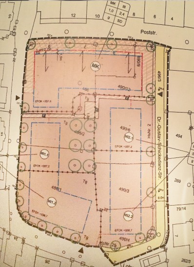 Beschlossen ist nur dieser neue Bebauungsplan, noch nicht die Bebauung. Möglich ist Gewerbe oben entlang der Poststraße, darunter vor allem Wohnungen in zwei Blocks. Die drei Blocks, in denen eine Bebauung möglich ist, sind blau markiert.