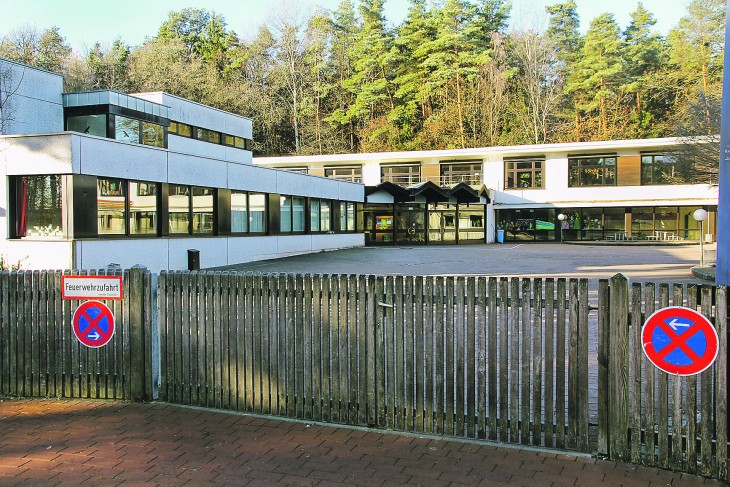 Das absolute Halteverbot vor der Schulhofzufahrt wird ausgedehnt, um Rettungsfahrzeugen im Notfall das Durchkommen zu erleichtern. Das betrifft auch Eltern, die gern in diesem Bereich halten.
