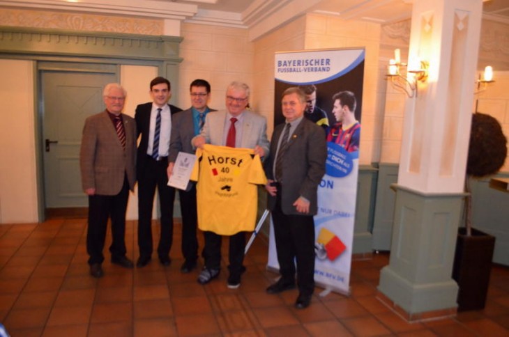 „Danke, Horst“: Ehrenobmann Roland Engl mit Fabian Zimmermann, Stefan Stadelmann, Ehrenobmann Horst Schmidt und Gerhard Pech (v. links).