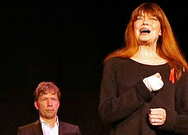 Trotz verletzter Hand großartig auf der Bühne - Katja Ebstein mit ihrem Begleiter Stefan Kling beim Abend in der Bürgerhalle in Schwarzenbruck.
