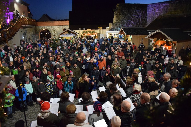 Seit dem Abbruch des Gebäudes am Eingang zum Burghof ist noch mehr Platz für die Weihnachtsbuden und für die Gäste, die in diesem Jahr wieder sehr zahlreich zur Eröffnung kamen. Hier lauschen sie den Weihnachtsliedern des Gesangvereins Burgthann zur Eröffnung.