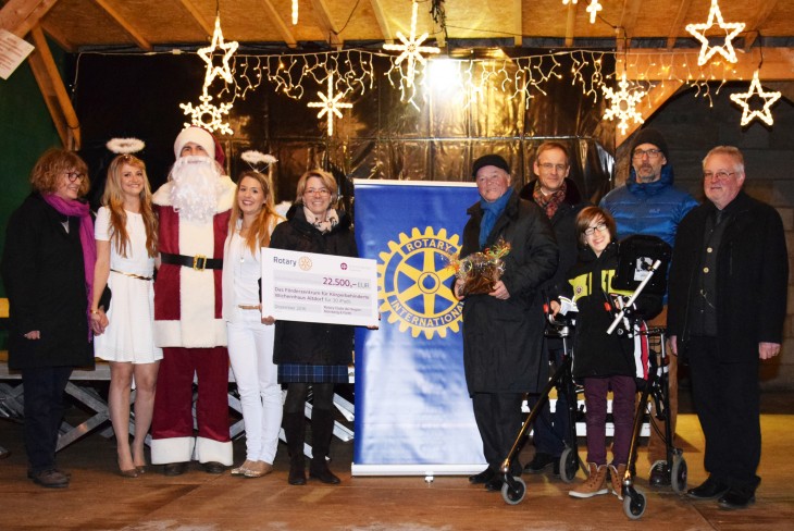 Für das Förderzentrum erhielt das Wichernhaus in Altdorf einen Scheck in Höhe von 22.500 Euro. (v..l.) Marina Korinth Fachdienst Wichernhaus, Engelchen und Nikolaus vom Rotaract Club Nürnberg, Katrin Bulitta-Dahm vom Rotary Club Nürnberg-Sigena, Michael Ficht vom Rotary Club Nürnberger-Land, Harald Frei, Vorstand der Rummelsberger Diakonie, Schüler Fabian Bauer, Achim Hofmann, Lehrer und Andreas Kasperowitsch, Schulleiter Förderzentrum Wichernhaus, freuten sich über die Scheckübergabe.