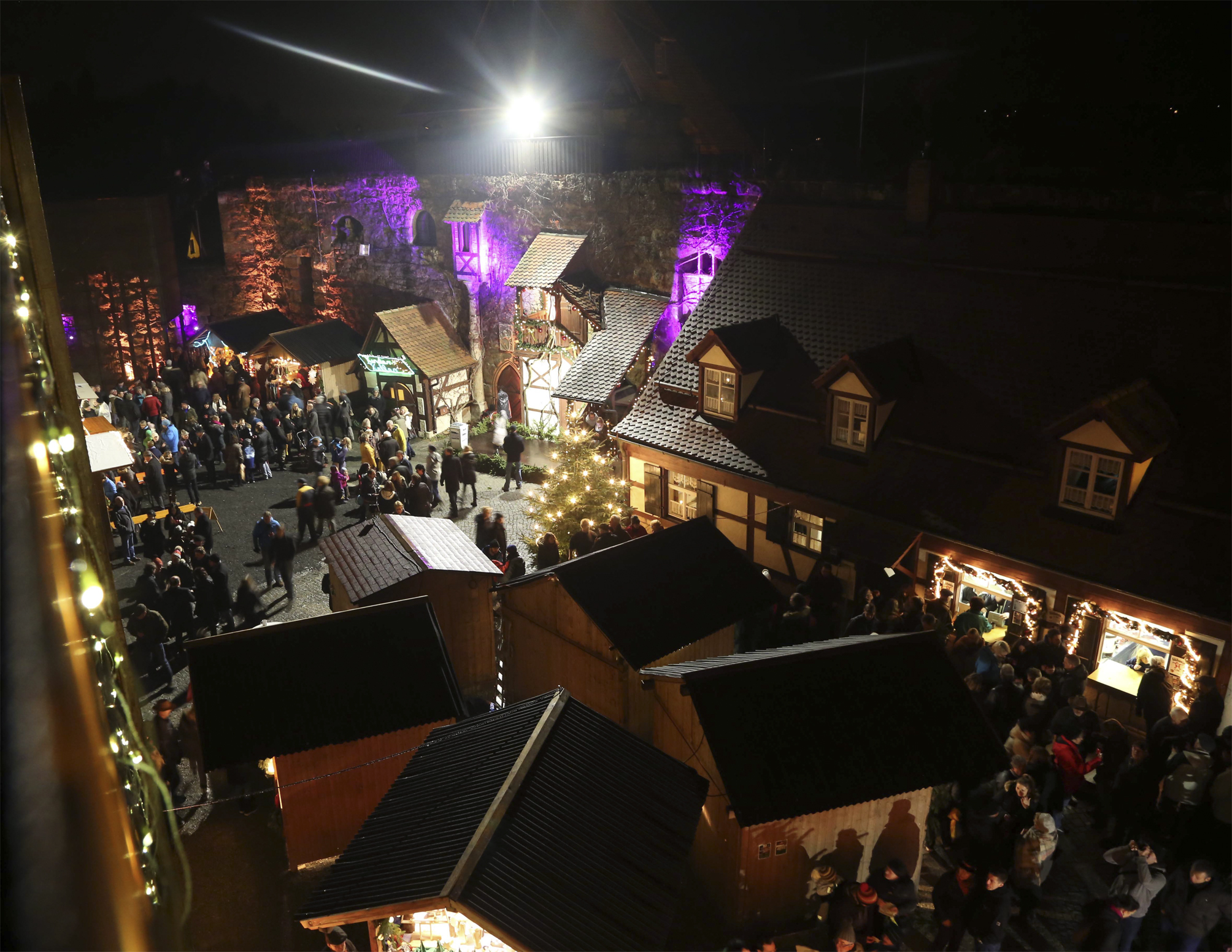 Burg im Weihnachtslicht - N-LAND