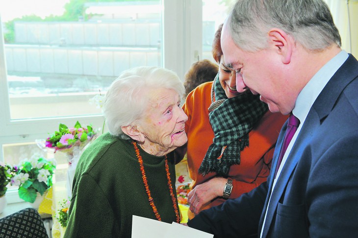 Alle Jahre wieder freut sich die 104-jährige Margarete Göbl über den Besuch von Bürgermeister Klaus Hacker.