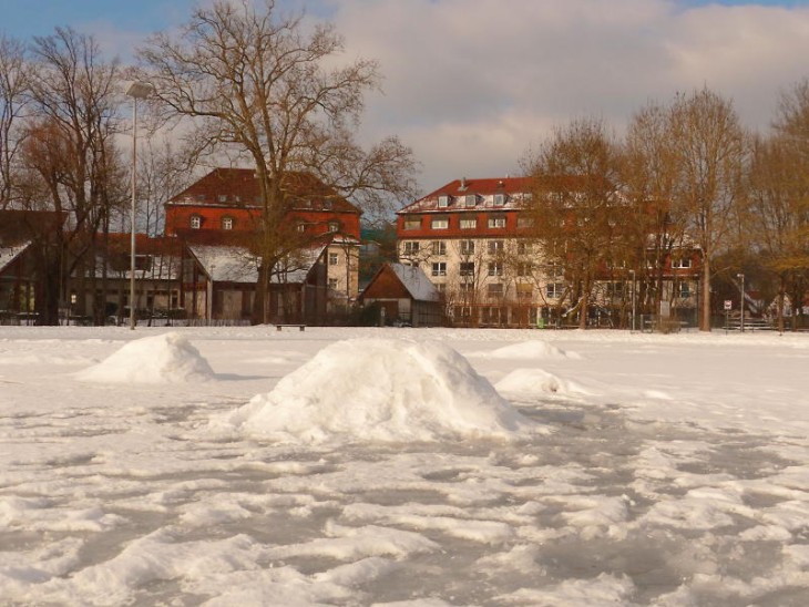 Zu dünn, schneebedeckt und eher Streuselkuchen als Rutschbahn: Die Hersbrucker Eisweiher hinter der Psorisol-Klinik laden (noch) nicht zum Schlittschuhlaufen ein.