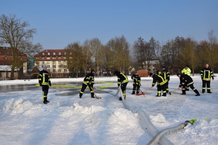 Die Hersbrucker Feuerwehr beförderte insgesamt zirka 150 000 Liter Wasser auf die beiden Eisweiher.