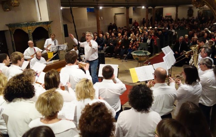 „Uuuund Einsatz!“: Kirchenmusikdirektor Karl Schmidt bündelt mehrere Dutzend Einzelstimmen zu einem großen Ganzen.