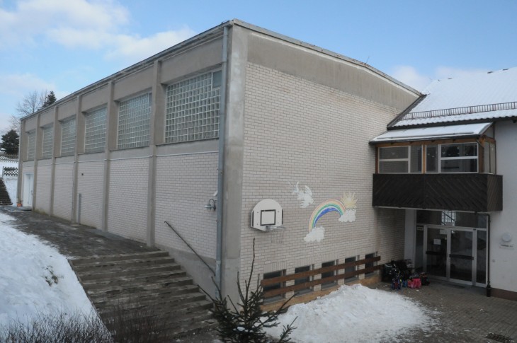 In Angriff genommen wird eine neue Turnhalle für die Schnaittacher Grundschule für zunächst 600 000 Euro. Dafür wird die in die Jahre gekommene große Turnhalle (im Bild) abgerissen.